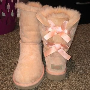 baby pink short bow uggs